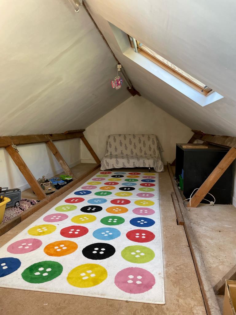Lot: 99 - DETACHED CHALET STYLE HOME WITH SIGNIFICANT STRUCTURAL DAMAGE - Attic/hobby room
